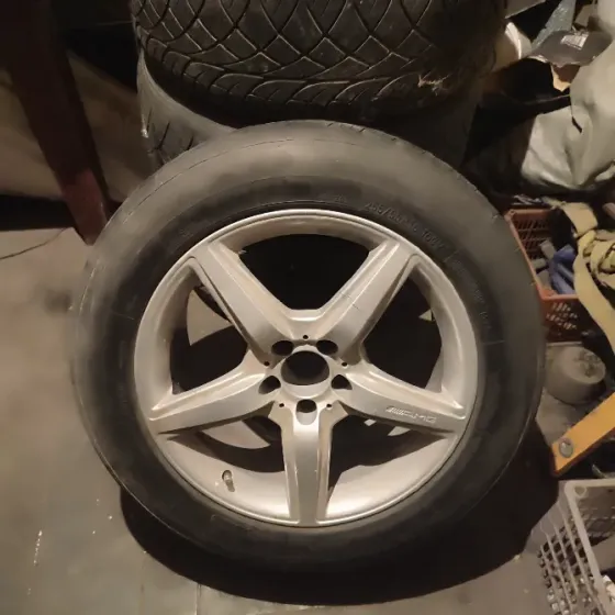 Шины на дисках с несколькими углами обзора, изображенные на фоне гаража