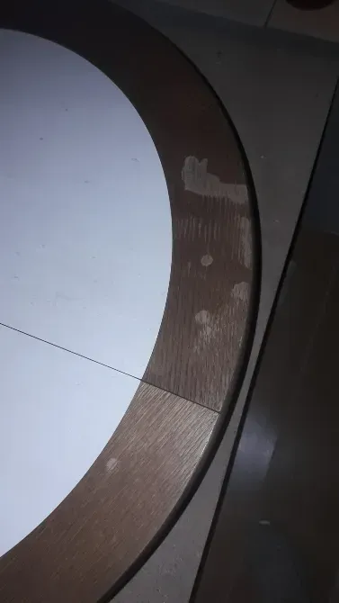 Зақымдалған ағаш үстелдің бөлігі