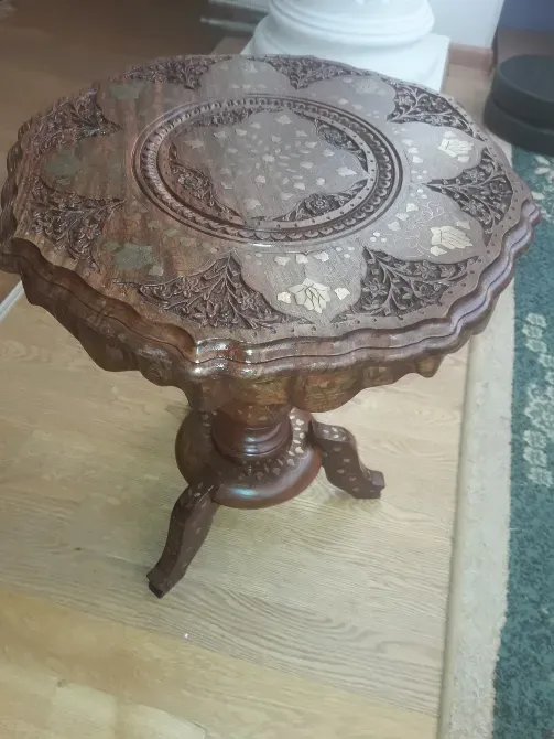 Нәзік безендіру мен өрнектері бар ойылған ағаш үстел