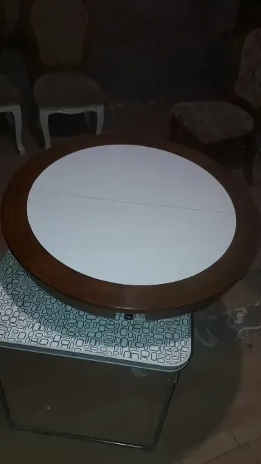 Ақ үстіңгі және қоңыр жиекті дөңгелек үстел