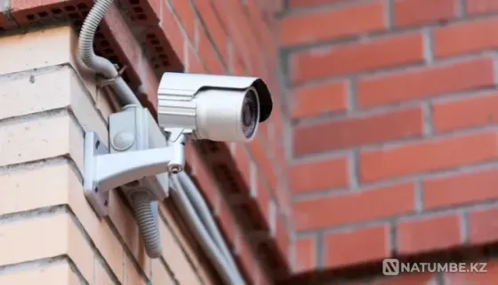 Монтаж видеокамеры на стене здания