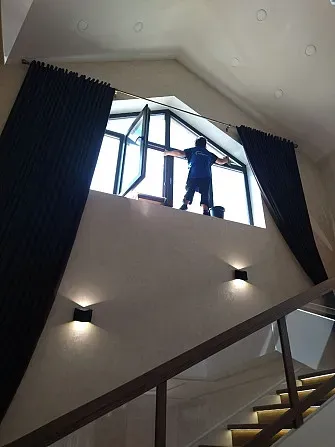 Лестница қолдану арқылы шкафтың ішін тазалау