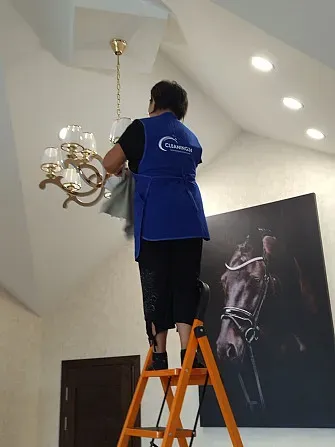 Үлкен шыны бөлмелері бар офис тазалаушылары