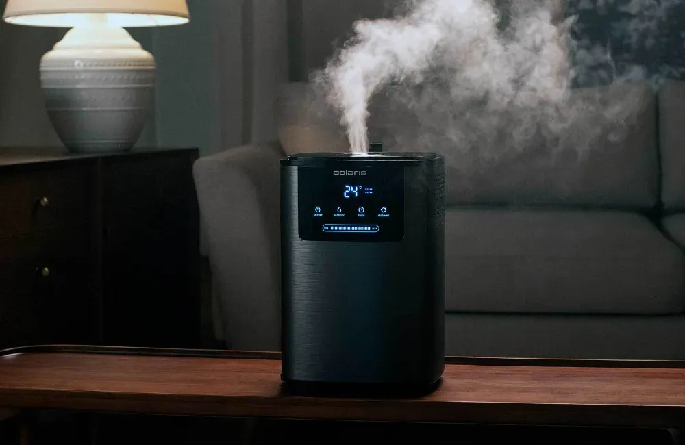 Увлажнитель воздуха с современным дизайном, выпускающий пар в помещении