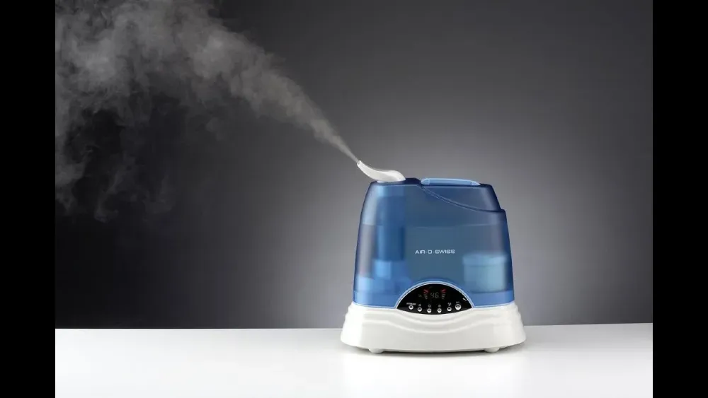 Увлажнитель воздуха с прозрачным резервуаром и паром, выделяющимся в воздух