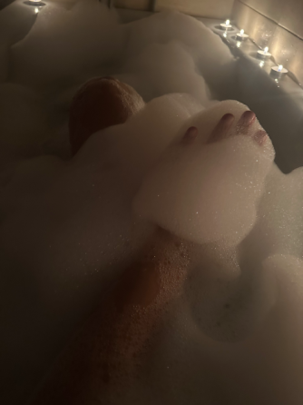 Расслабляющая ванна с пеной, ноги в водоеме