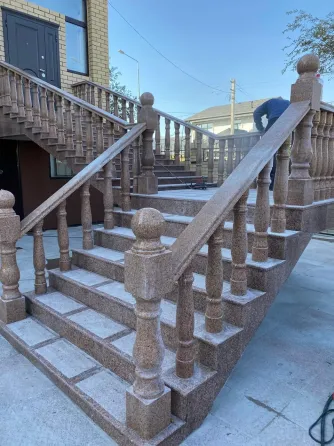 Лестница из гранита с колоннами и балюстрадой на фоне зелени