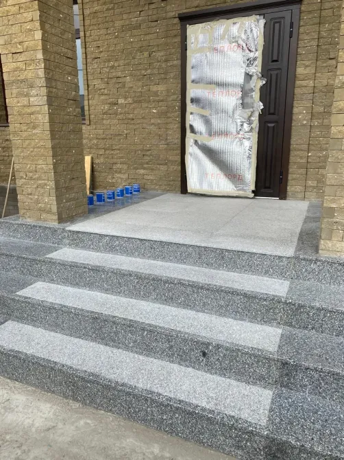 Новый вход с плитами серого и черного гранита