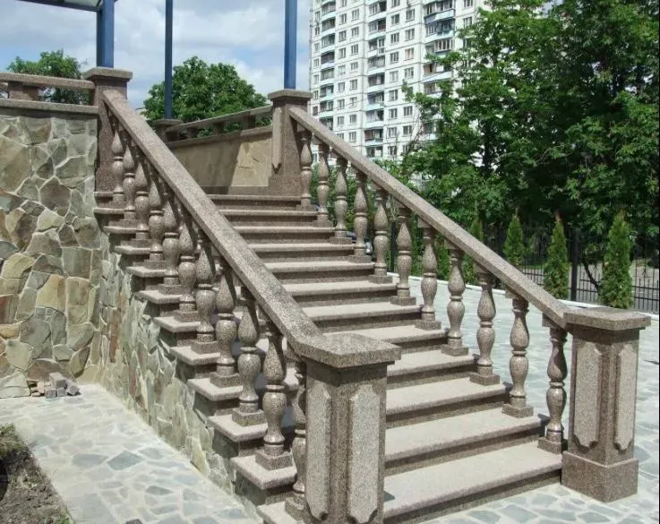 Лестница из гранита с колоннами и балюстрадой на фоне зелени