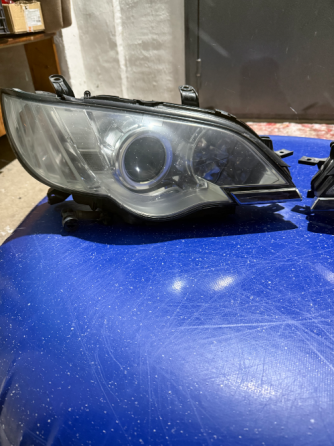 Фара автомобиля с деталями конструкции на синем фоне