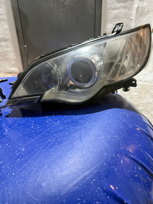 Автокөлік фарасы көк фондағы конструктивтік бөлшектермен