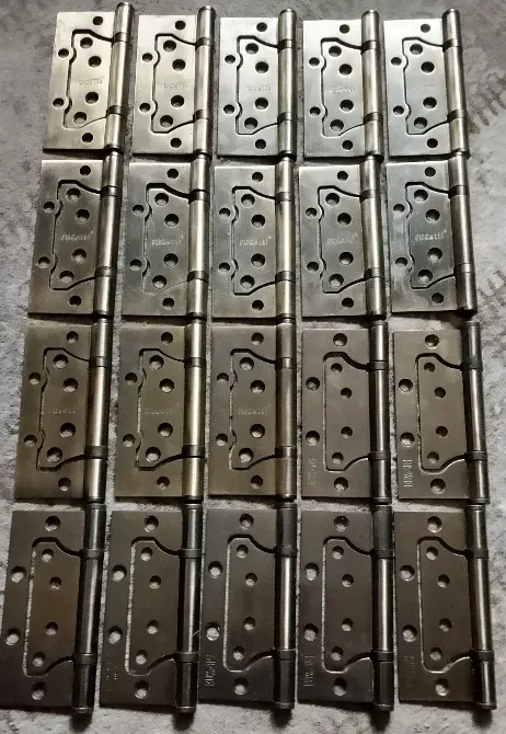 Четыре ряда металлических дверных петель, предназначенных для установки на двери или ворота