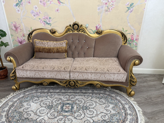 Қымбат дәретхана алтын элементтері мен артқы жағына безендірілген