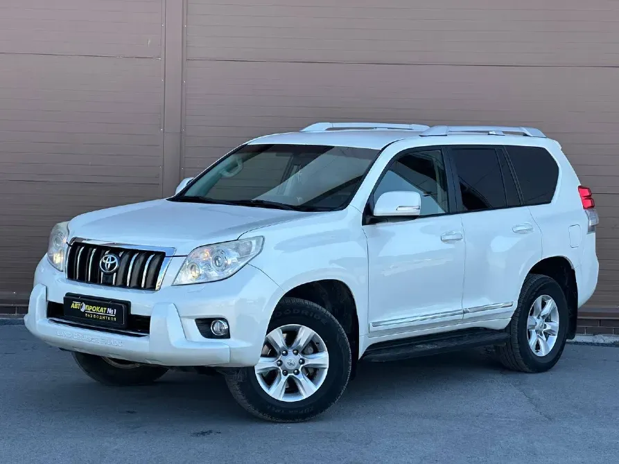 Белый внедорожник Toyota с классическим дизайном и легкосплавными дисками