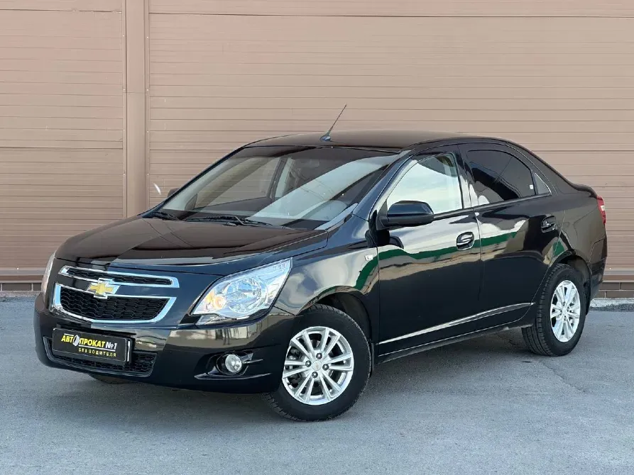 Черный седан Chevrolet с современным дизайном и комфортным интерьером