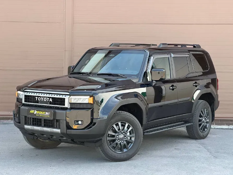 Черный внедорожник Toyota с массивным дизайном и прочными деталями