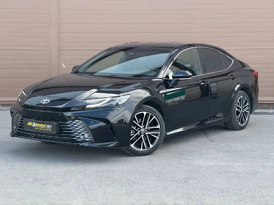 Черный седан Toyota с агрессивным стилем и спортивными характеристиками