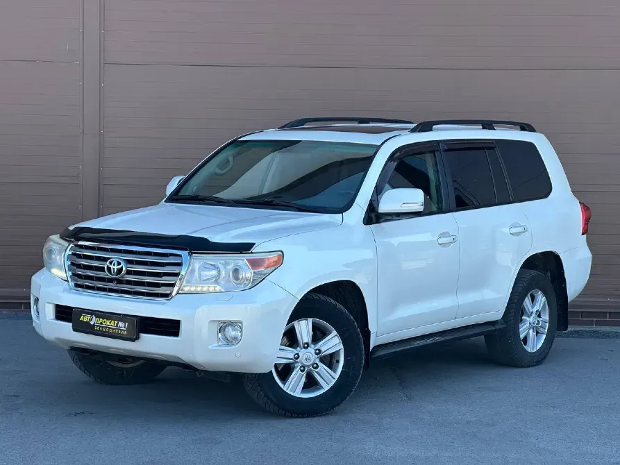 Белый внедорожник Toyota с внушительным размером и элегантным дизайном