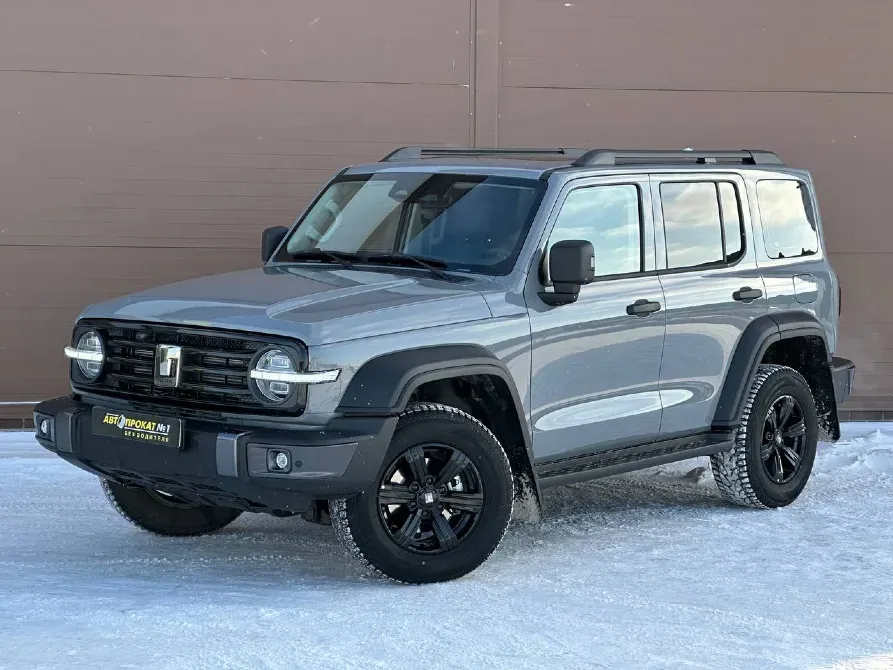 Серый внедорожник на снегу с дизайном кузова и черными колесами