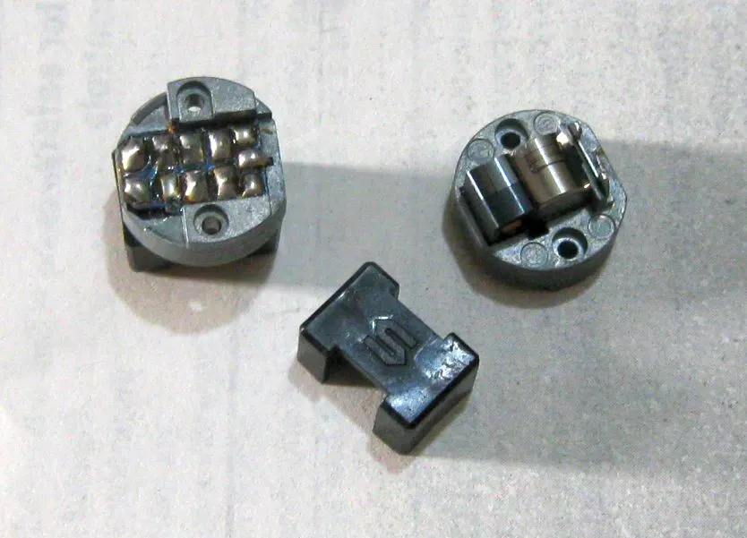 Кассеталық магнитофонның запчастілері мен механизмдері жақын жерде