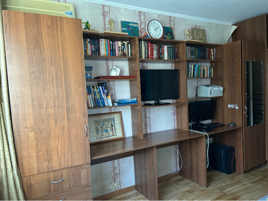 Кабинет с деревянной мебелью и книгами на полках