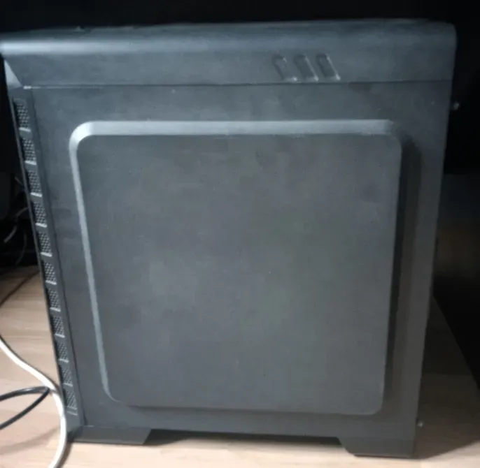 Боковая панель корпуса компьютера без прозрачного окна