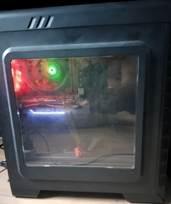 Корпус компьютера с прозрачной боковой панелью и подсветкой