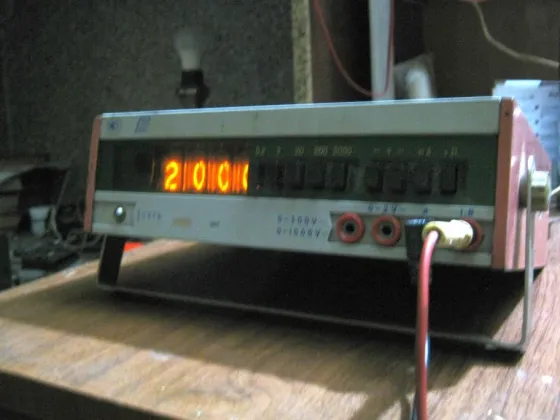 Прибор для измерения электрических параметров с показателями на дисплее