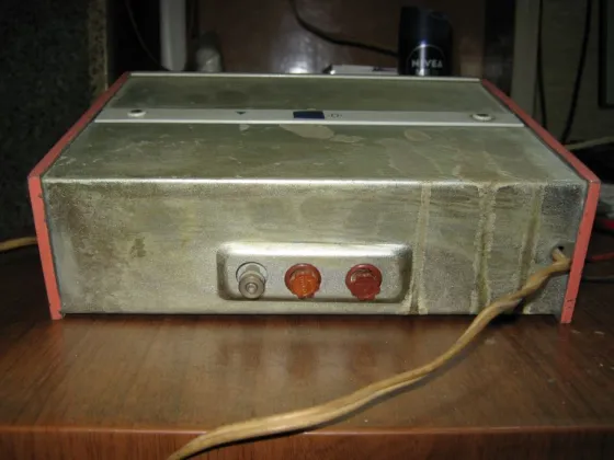 Прибор для измерения электрических параметров с показателями на дисплее