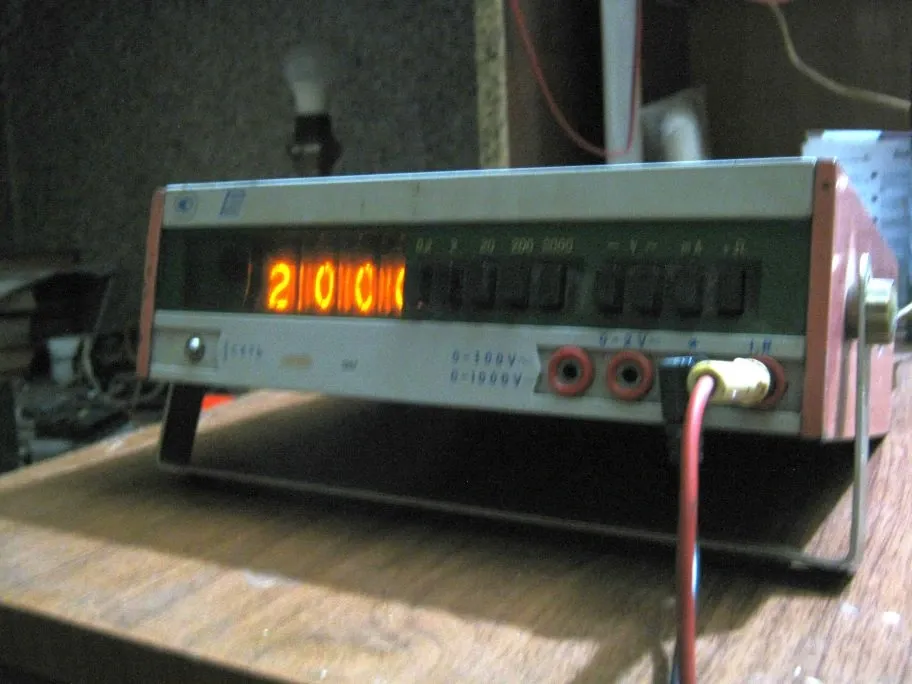 Прибор для измерений с цифровыми показателями на экране, вид сбоку