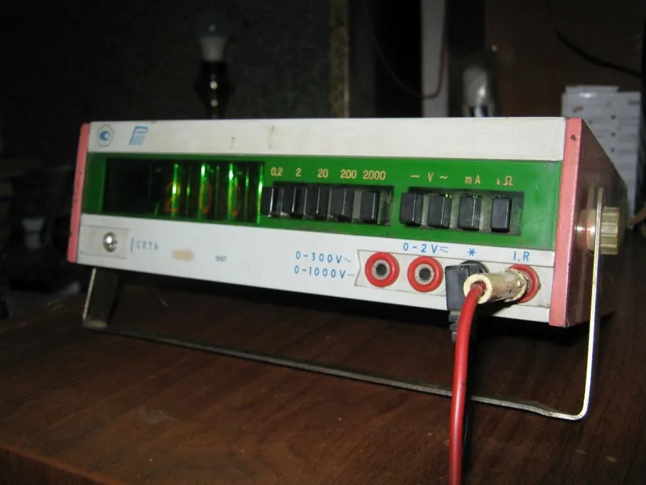 Прибор для измерения электрических параметров с показателями на дисплее