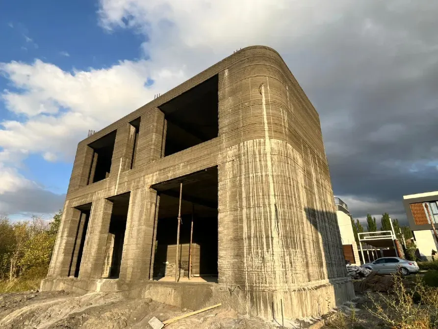 Строительная площадка с недостроенным зданием из бетона