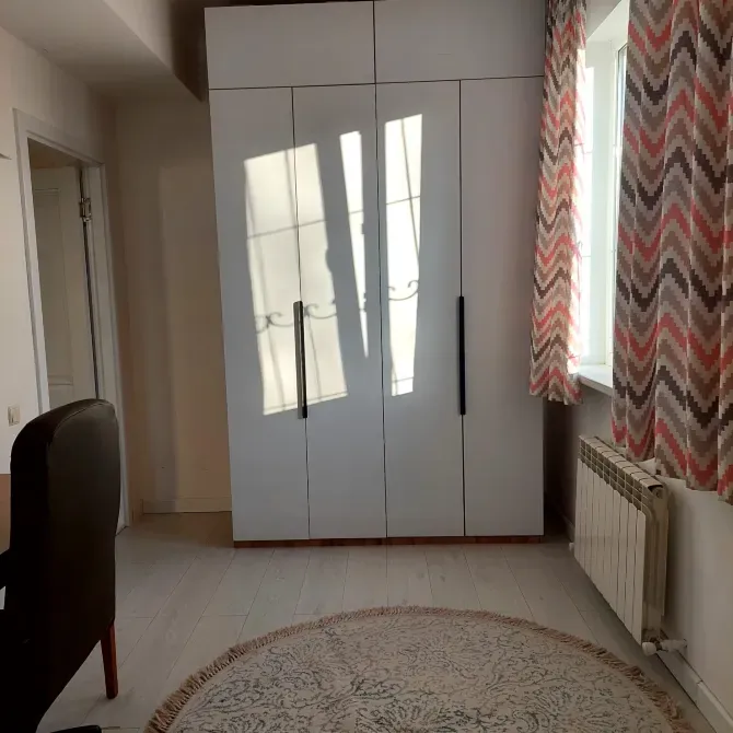 Шкаф с отражением в солнечном свете в комнате