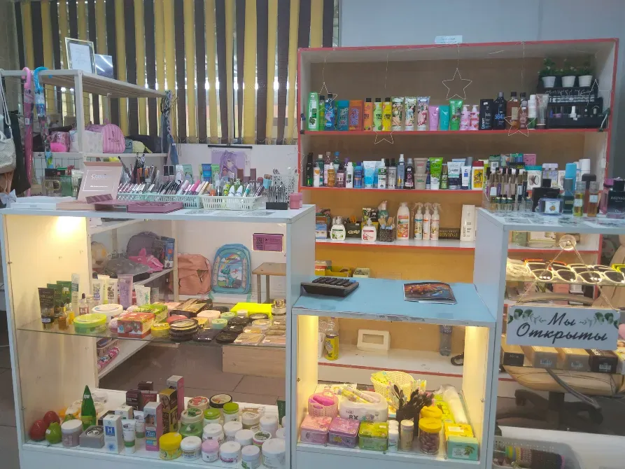 Косметикалық дүкеннің интерьері әр түрлі тауарлармен, соның ішінде косметика мен парфюмерия