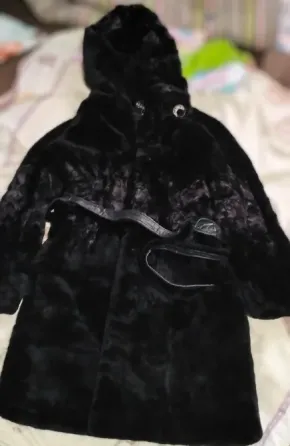 Черное меховое пальто с капюшоном и поясом, созданное для зимнего сезона