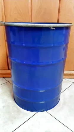 Синий контейнер с надписью 