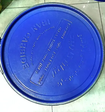 Синий контейнер с надписью 