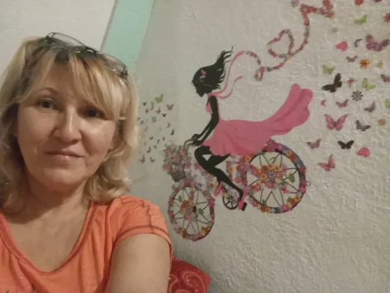 Женщина в халате на фоне граффити