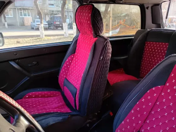 Интерьер автомобиля с красными сиденьями и рулем