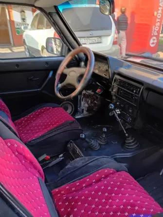 Интерьер автомобиля с красными сиденьями и рулем