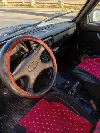 Интерьер автомобиля с красными сиденьями и рулем