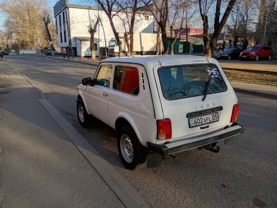 Интерьер автомобиля с красными сиденьями и рулем