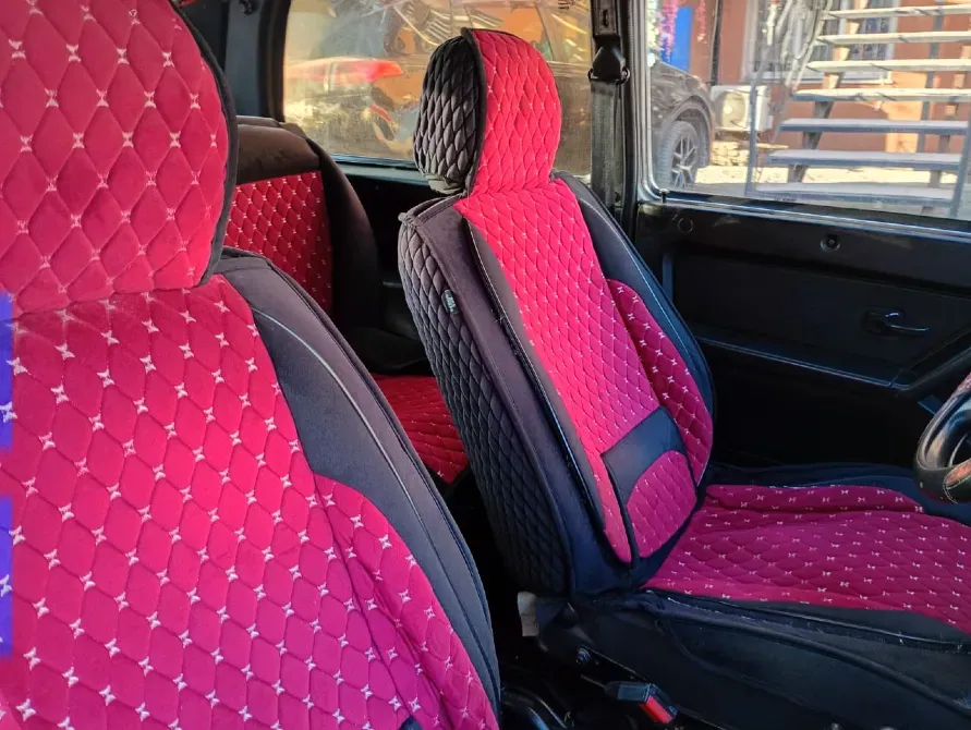 Сиденья автомобиля с красной обивкой