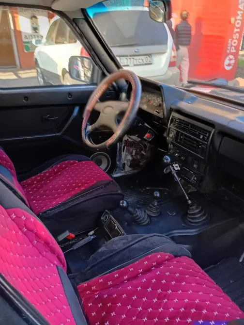 Другой ракурс интерьера с акцентом на трансмиссию