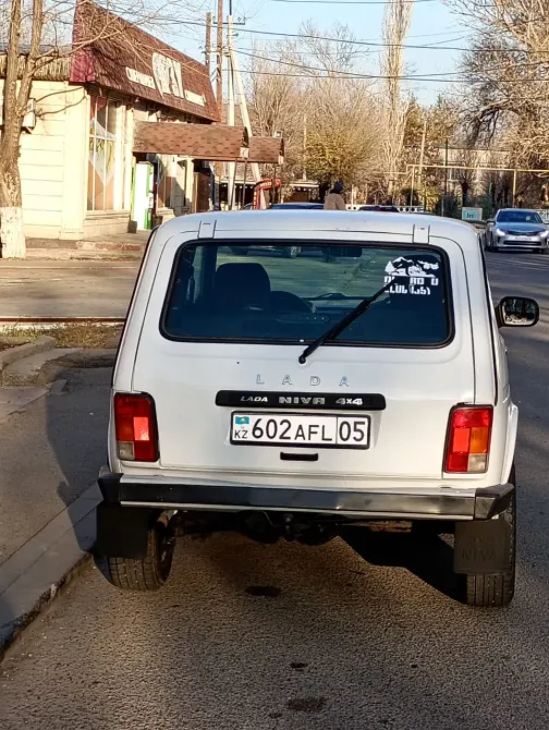 Задний вид автомобиля с акцентом на номерной знак
