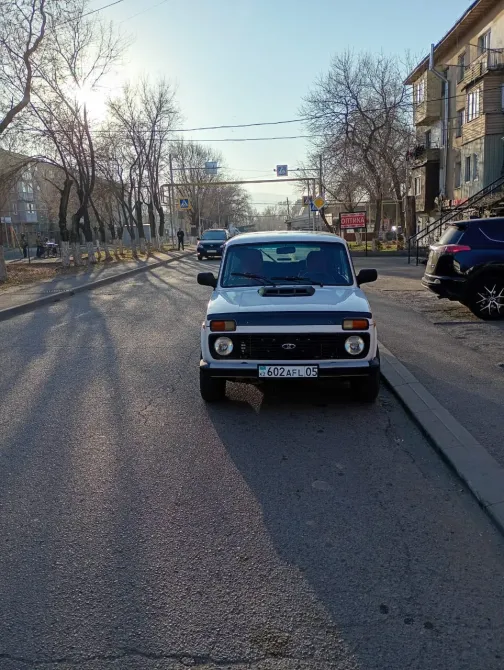 Передний вид автомобиля с номером 602AFL05 на улице