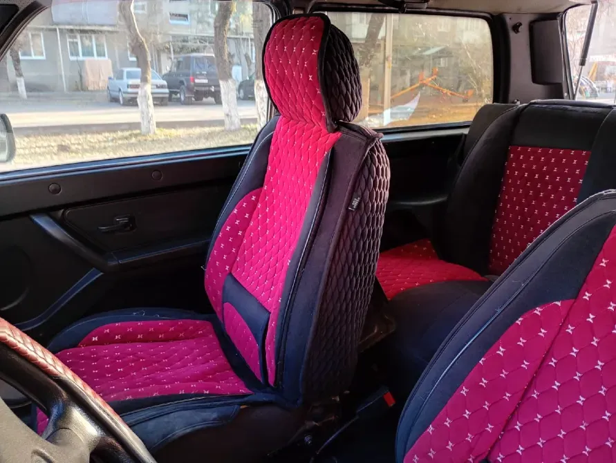 Сиденья автомобиля с красными чехлами, взгляд изнутри