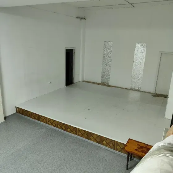 Ақ және бордолық түстермен безендірілген бөлмедегі перде мен фон көрінісі.