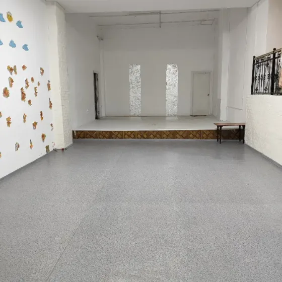 Ақ және бордолық түстермен безендірілген бөлмедегі перде мен фон көрінісі.