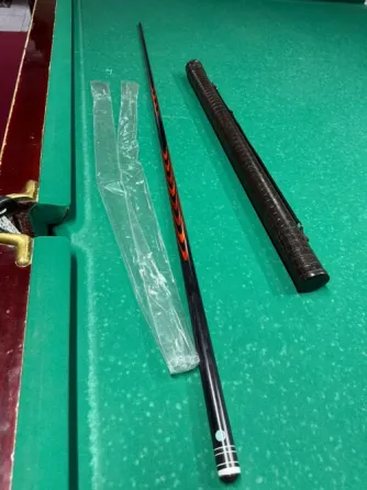 Длинный бильярдный кий на столе